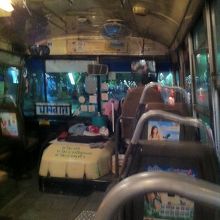 77番のバスの中