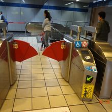 改札出口：出口でコインを再び投入して回収される仕組み