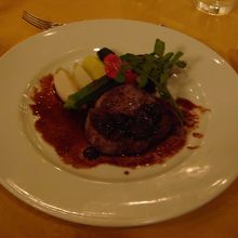 牛ヒレステーキ　レーズンソース　季節の野菜添え