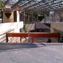 駅にも結構落書きがあります。