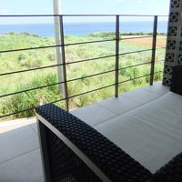 バルコニーからの眺め、目の前はススキ林でその奥に海が見えます