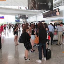 香港国際空港、芸能人を待っている人たち