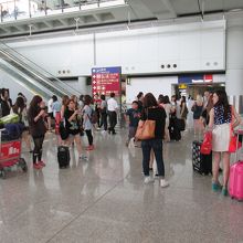 香港国際空港、芸能人を待っている人たち