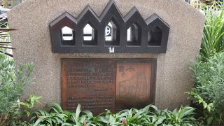 神戸大丸の東の歩道にあり