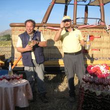 着陸後のシャンパンとスナック