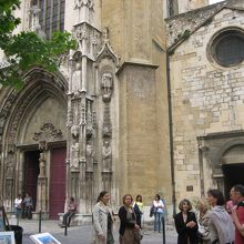 左がゴシック、右がロマネスクの入り口