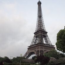 Champ de Mars駅を出てすぐエッフェル塔が見えます