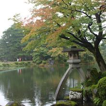 有名な灯篭は結構小さい。