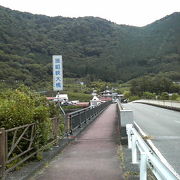 駅の近くで接岨峡の雄大な峡谷美と温泉街を楽しめる