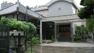 昔ながらのお堂と近代的な斎場と