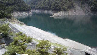 大井川鉄道からよく見える静かな緑色の湖面のダム湖