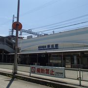 大阪市営地下鉄の千日前線と西日本旅客鉄道の東西線と乗り換えが可能です