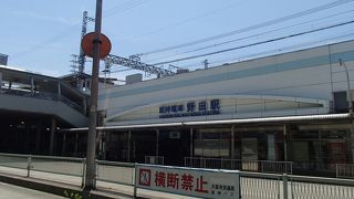 大阪市営地下鉄の千日前線と西日本旅客鉄道の東西線と乗り換えが可能です