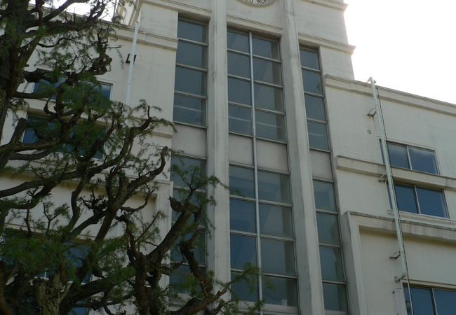 １９２９年建築の３階建で登録有形文化財、大阪歯科大学牧野学舎本館