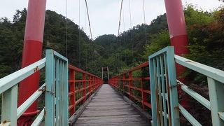 赤い　つり橋