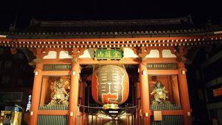 誰もいない雷門。