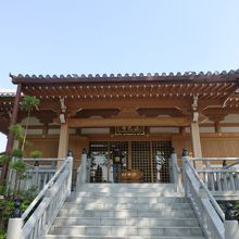 まだ新しい本堂です