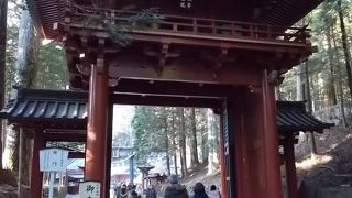 スリムなイメージの朱色の綺麗な立派な門