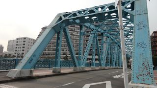 小名木川にかかる水色の橋です