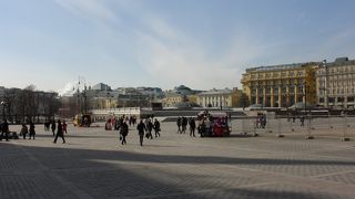 少し騒々しい広場でした