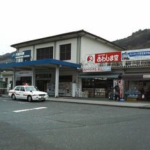 八幡浜駅の２件隣（コンビニ挟んで右隣）がお店です。