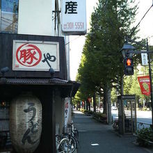 荻窪駅から車の多い車道沿いを歩いて１０分ちょっとです。