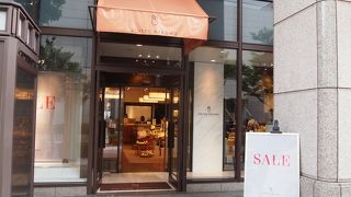 旧居留地内の三菱東京ＵＦＪ銀行の南に