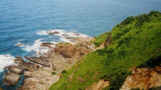 トンネルをくぐり抜けると、積丹ブルーの海