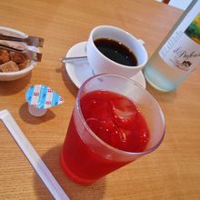 ローズヒップ＆ハイビスカスのアイスティーとコーヒー