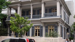 旧居留地のなかほどの木造建築の洋館