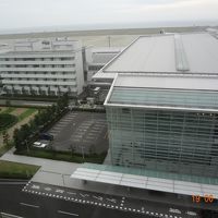 ターミナルビルの向こうは滑走路、上の階なら離発着が見れます。