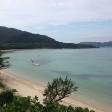 ほんとうに穏やかな海、波がほとんどありません。