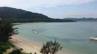 石垣島の有名なビーチの１つ、遠浅のエメラルドグリーンのおだやかな海は水遊びに最適。