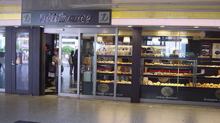 改札からすぐです