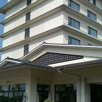 笛吹川からすぐ、さくら温泉通りの一番奥にあります