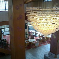 吹き抜けのエントランスとロビー