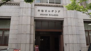 旧居留地を中心に昭和初期などの石つくりのビルが残っている