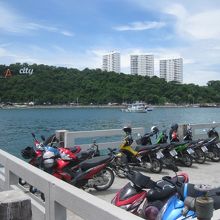 埠頭はパタヤサインの近くです