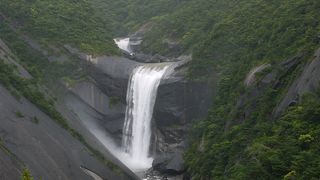 高所にある設備の整った滝