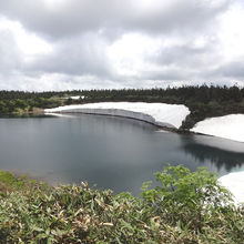 雪の残る八幡沼