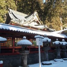 透塀こしの本殿