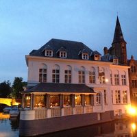 夕暮れ時のホテルの外観です。１階はレストランです。