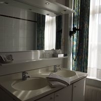 洗面台。窓があって自然光で明るい。