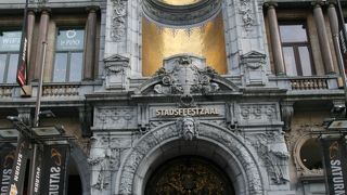 重厚な建物のショッピングセンター、お店はモダン？！