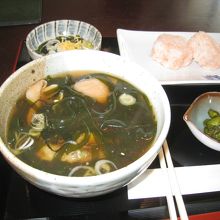 ウェスパ椿山で食べたわかめそば。変わった触感。