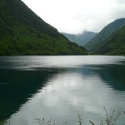 山々に囲まれた静かな海子