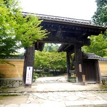 金剛輪寺の門の左にある