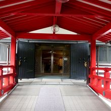 二つの建物に分かれる，渡り廊下，大きい割に展示は少ない