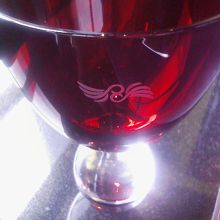 赤いグラスに…