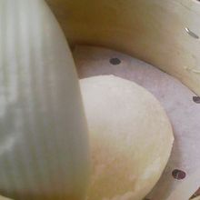 中華マンのようなもの　これに挟んで食べてと言われました。